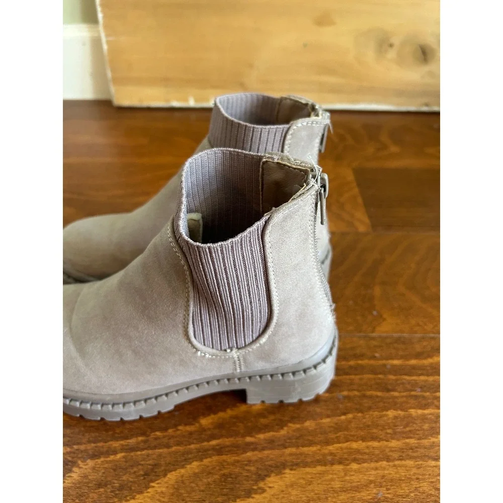 Steve Madden Girls Taupe Faux Suede Lug Sole Chelsea Ankle Boots‎ Size  2